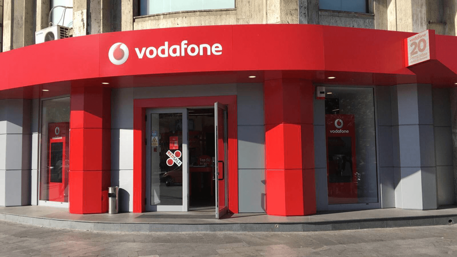 text Towing reading Vodafone România a deschis un nou magazin în centrul Bucureștiului -  Vodafone.ro